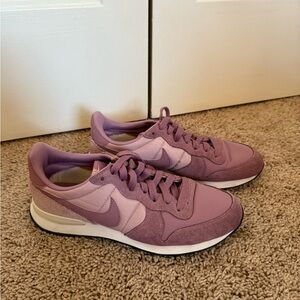 Nike Women's Mauve Sneakers size 9,5